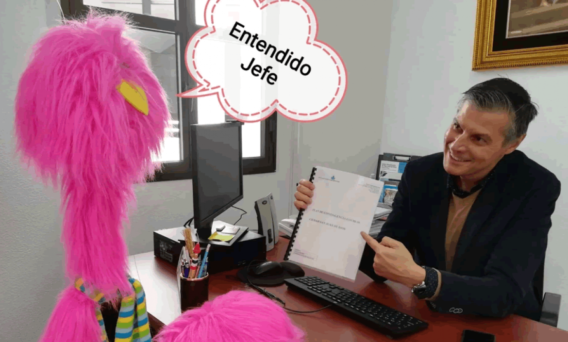 Federico visitando al gerente