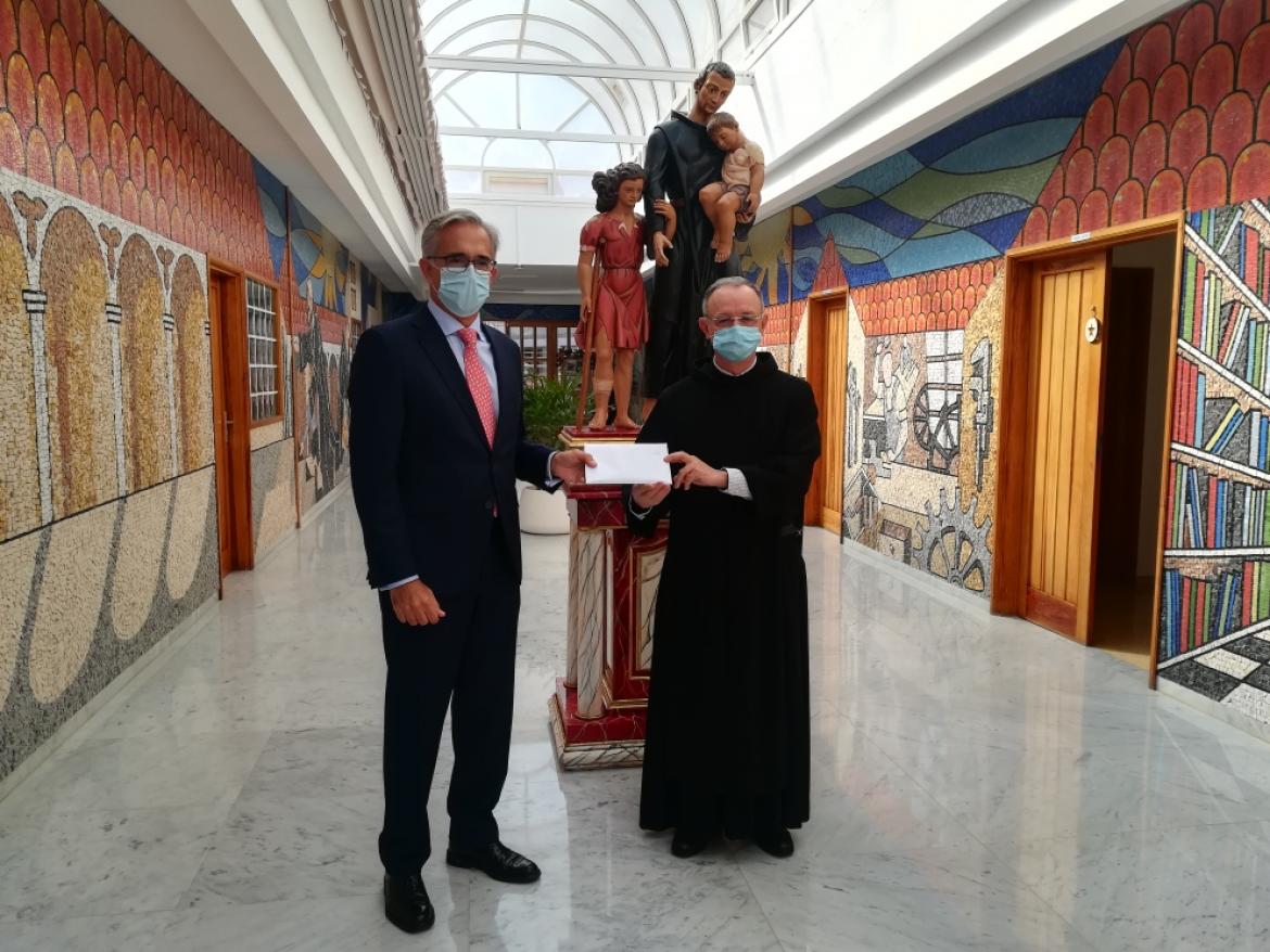 El presidente del Grupo Pérez Moreno, Javier Pérez Zúñiga, junto al hermano Superior Rafael Cenizo Ramírez.