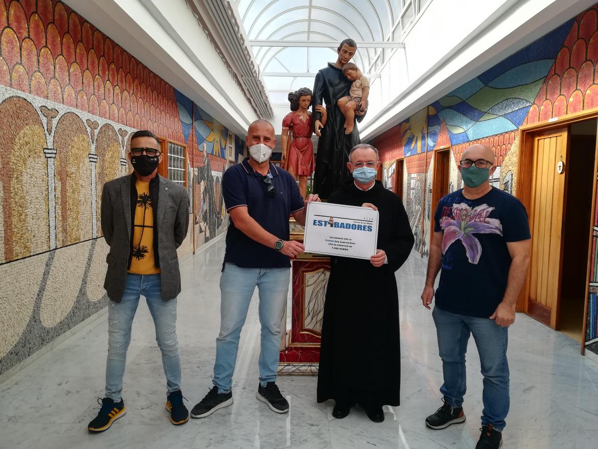 Los Estibadores de la Fundación Canaria Belén María entrega el donativo al Hermano Superior Rafael Cenizo. 