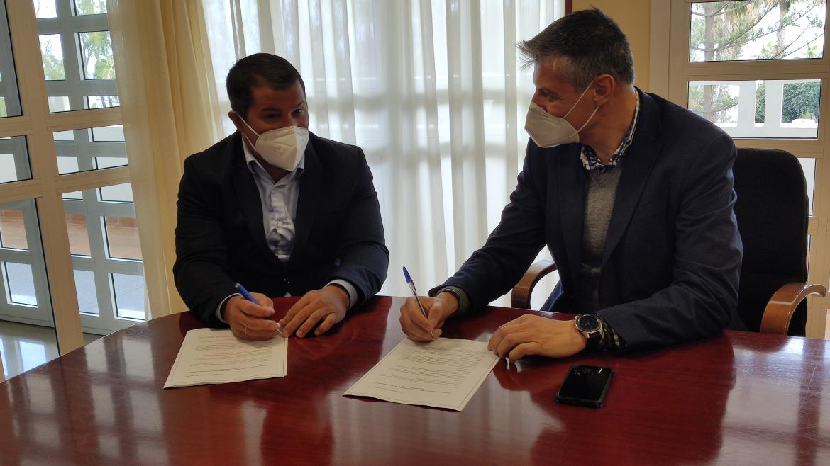 El presidente de la Asociación, Eduardo Martínez, junto al director gerente de San Juan de Dios Las Palmas, Lorenzo Esma. 