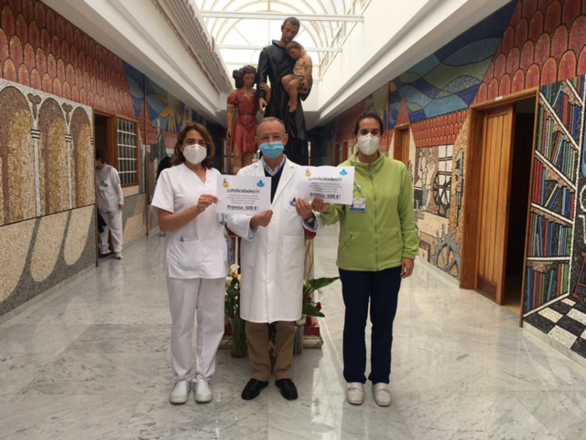 Las dos premiadas del sorteo junto al Hermano Superior Rafael Cenizo. 