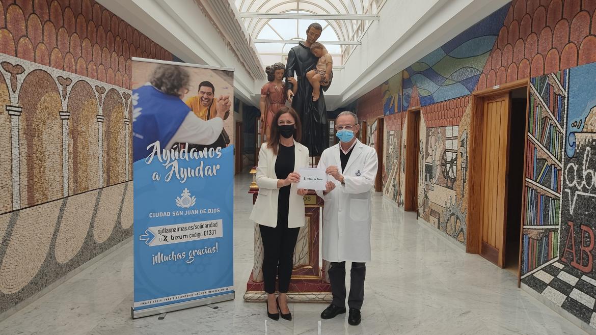 La consejera delegada de Aguas de Teror con el Hermano Superior de SJDLP Rafael Cenizo