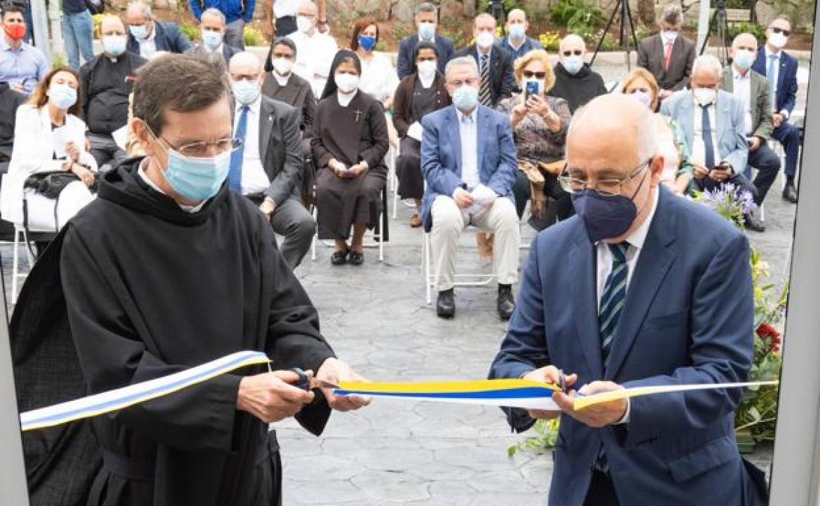 Momento del corte de la cinta entre el hermano y el superior