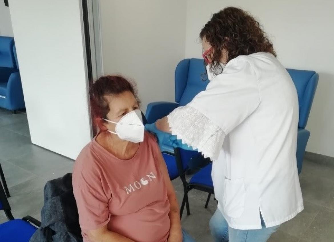 Residente recibiendo la tercera dosis de la vacuna contra la COVID-19
