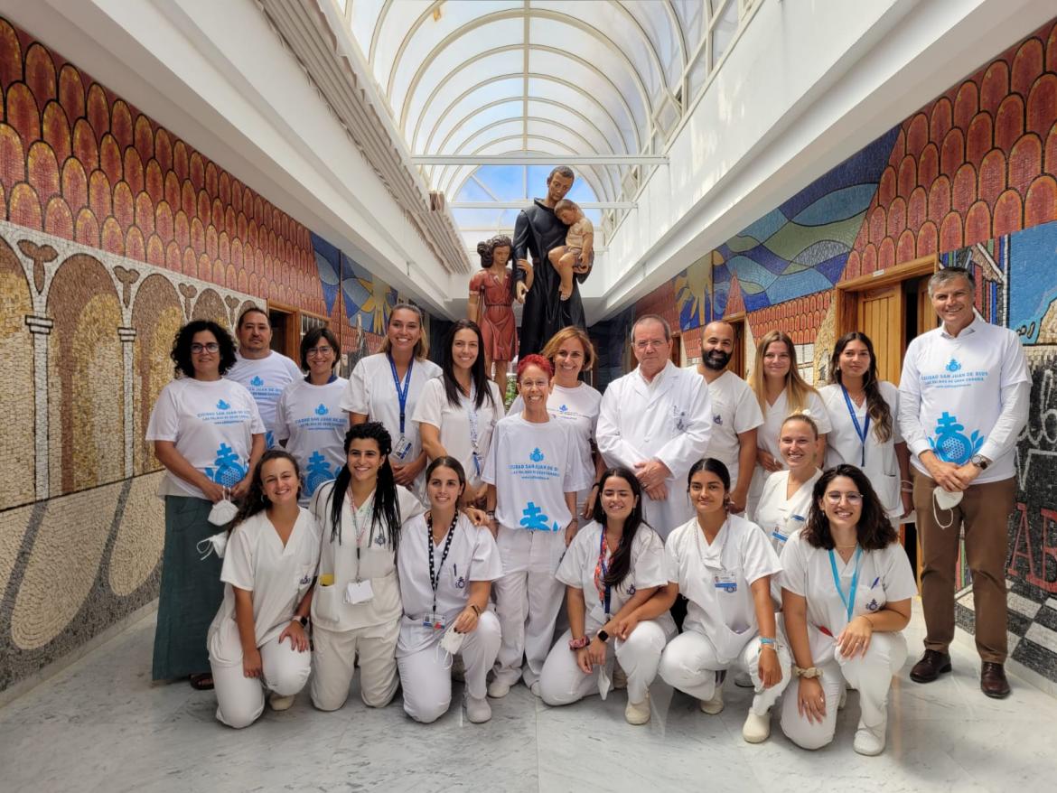 El gerente de la Ciudad San Juan de Dios, Lorenzo Esma, y el  hermano superior, José Cárdenas, posan con parte de los empleados que participarán en la prueba