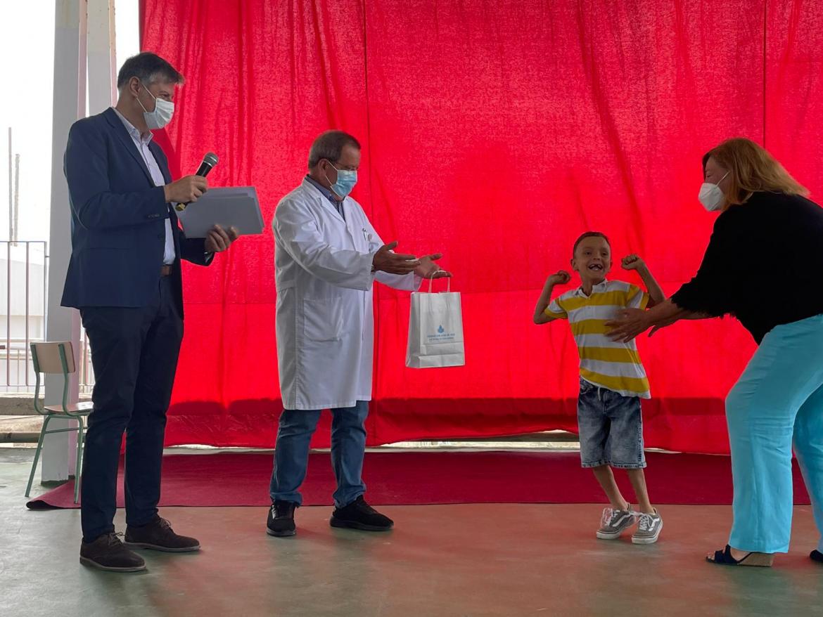 Entrega de diplomas fin de curso a alumnos 