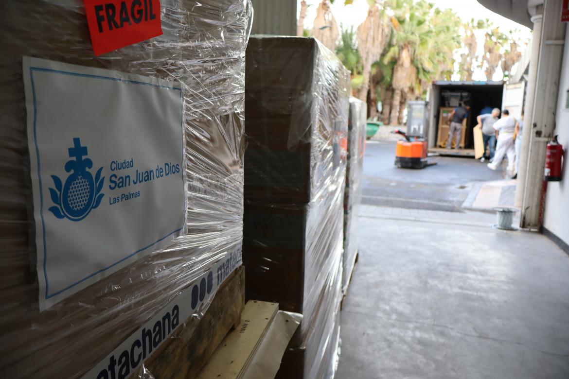 Momento de la carga del contenedor de ayuda humanitaria