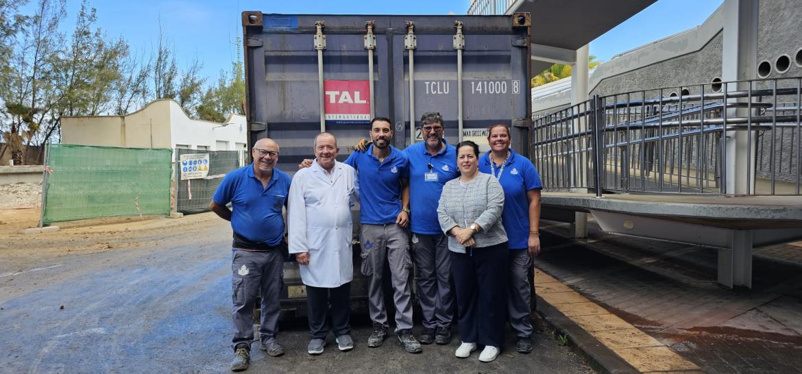 Momento de la carga del contenedor de ayuda humanitaria a Lunsar (Sierra Leona)