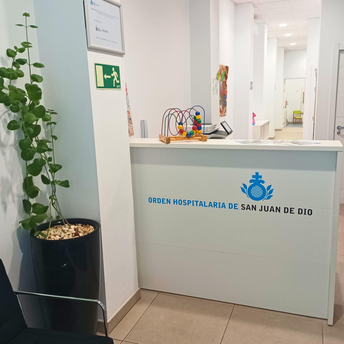 Recepción del centro de Atención Temprana de Alcaravaneras con el marco del nombre del programa y la entidad financiadora