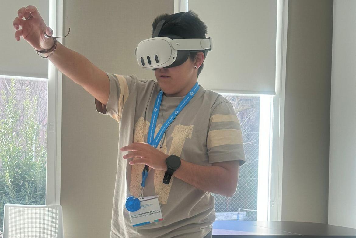 Kiara interactúa con la realidad virtual