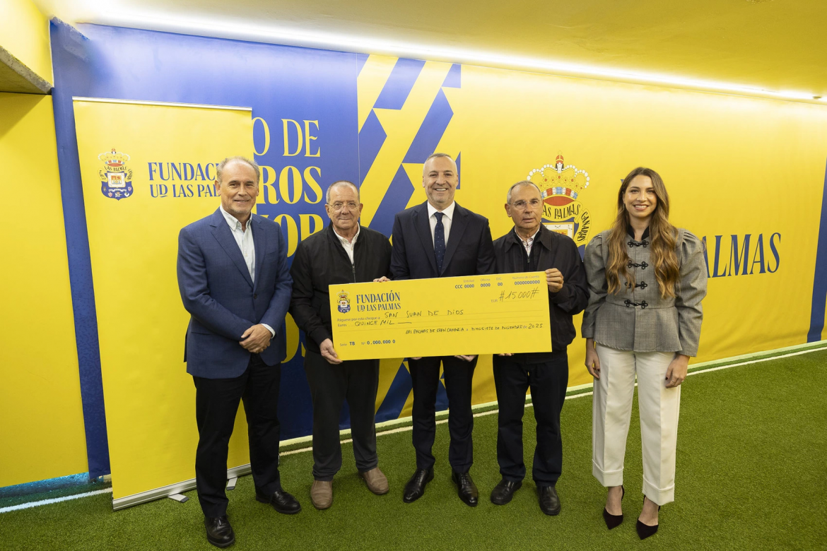 Representantes de la Unión Deportiva Las Palmas y de la comunidad de Hermanos de San Juan de Dios Las Palmas posan con el talón
