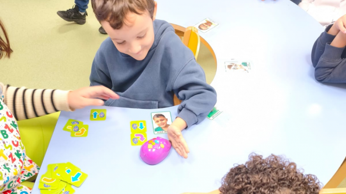 Usuario empleando el Ratón Mouse Code & Go