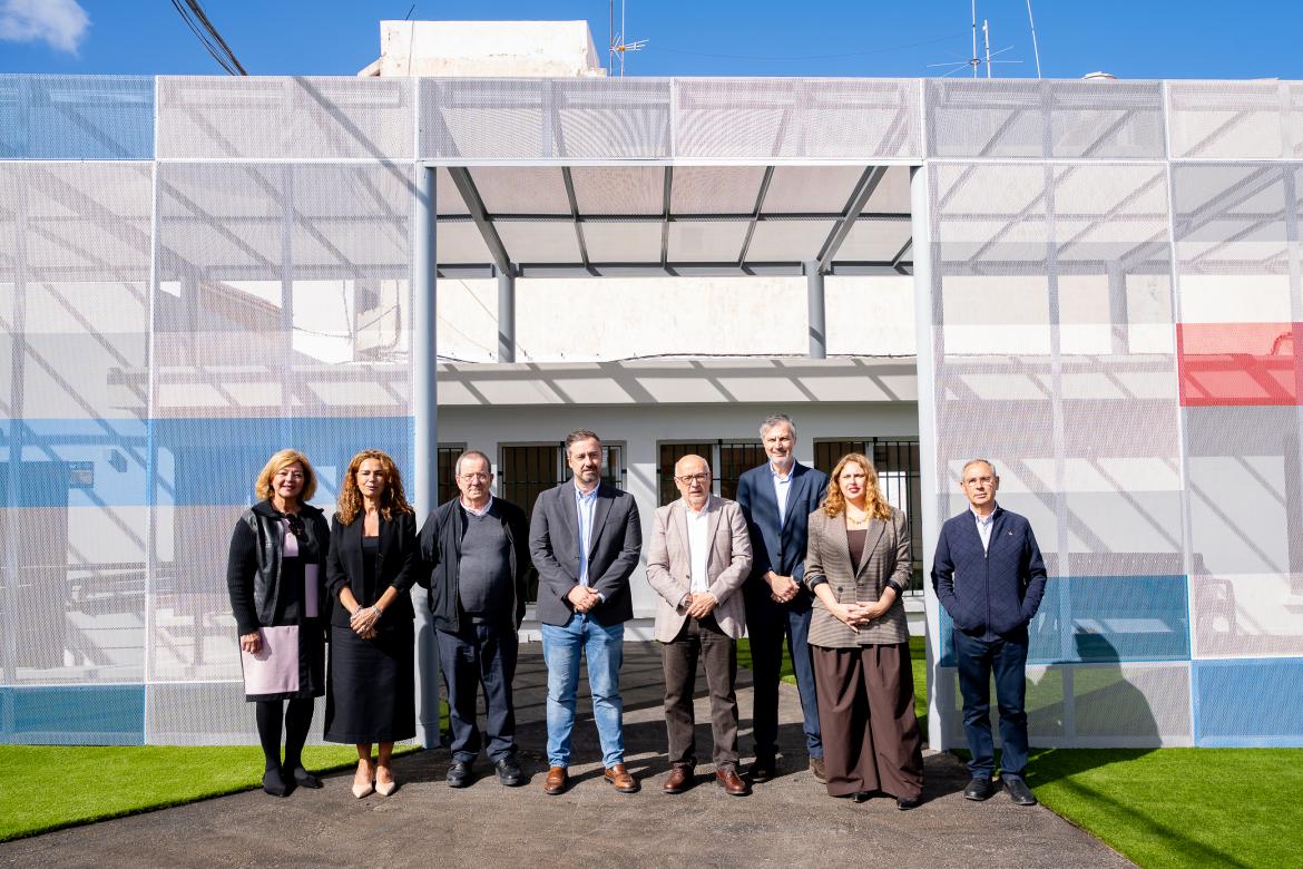 Foto de familia en la visita institucional al nuevo centro de día de Telde