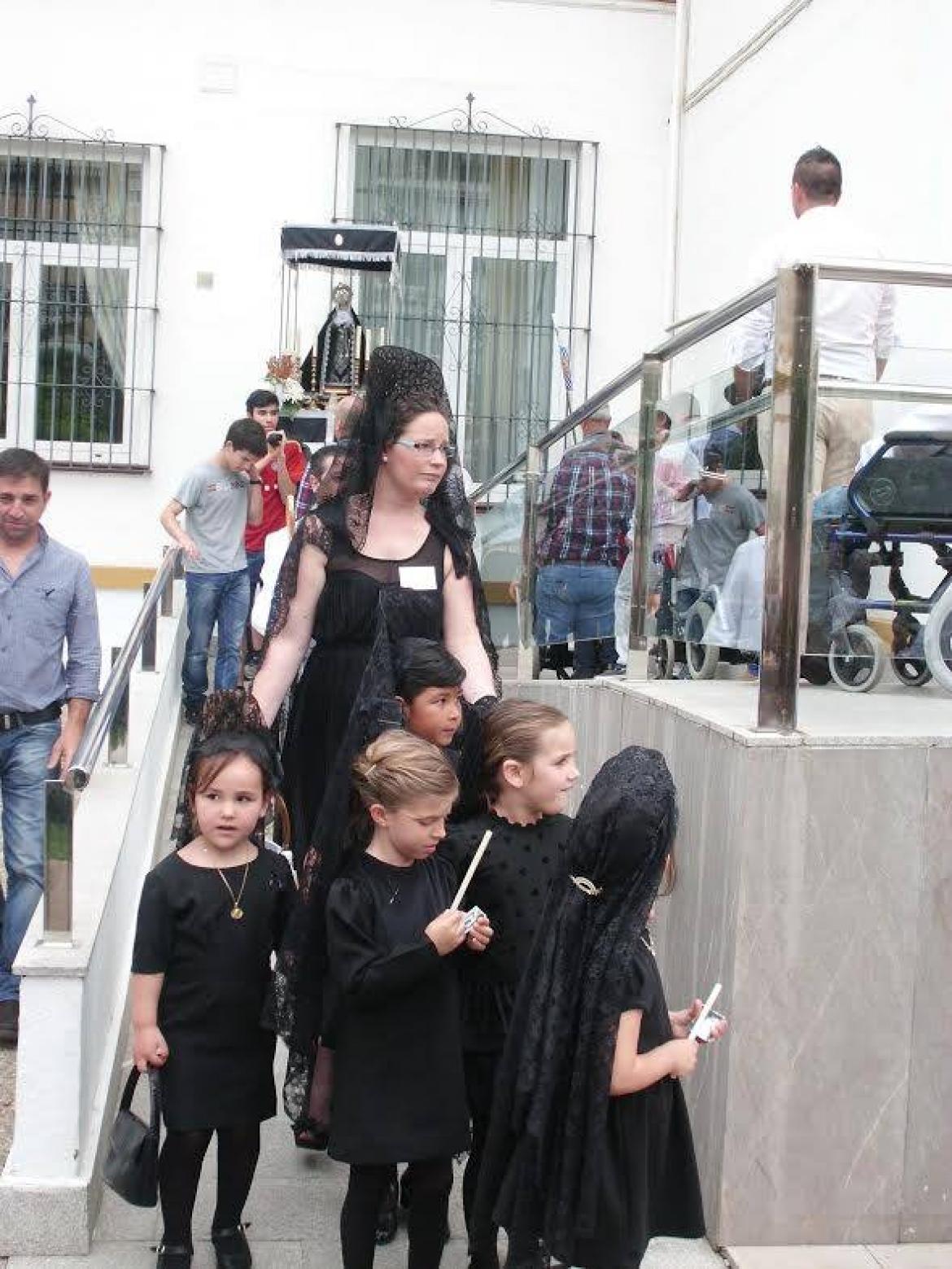 Casi 100 niños sacan una procesión en el Hospital de Sevilla