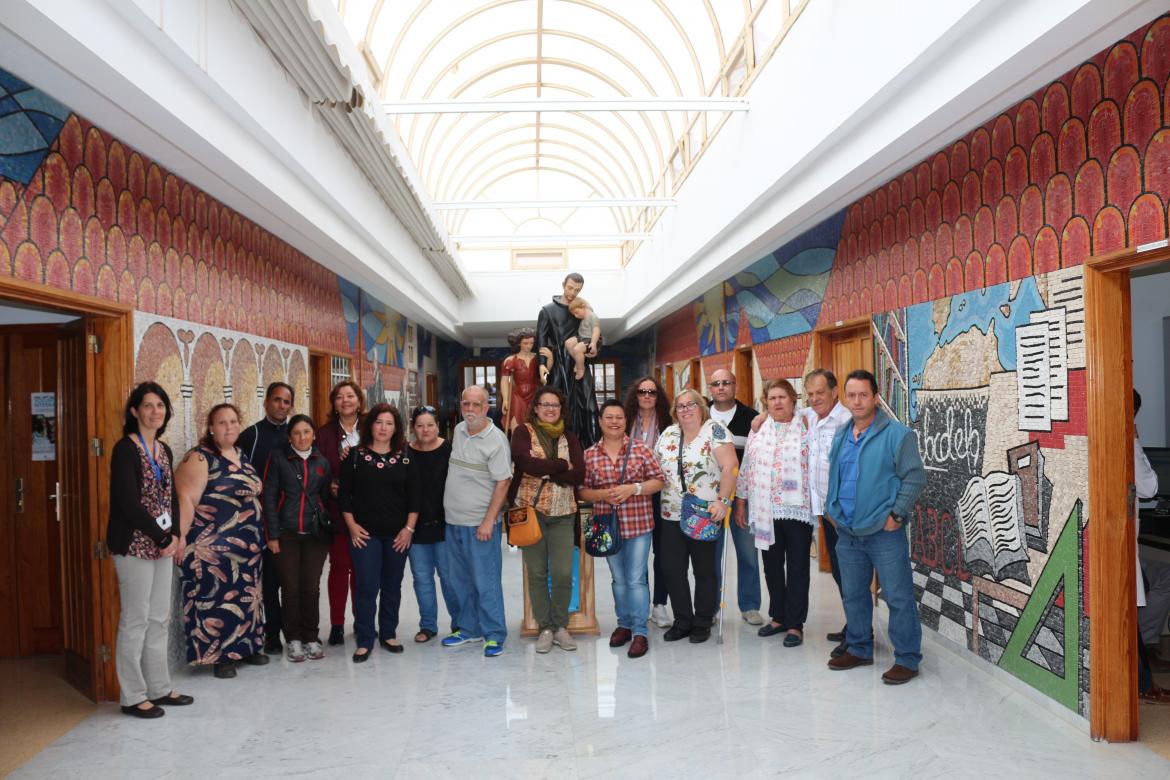 Niños y mayores celebran el Día de la Familia en el colegio del centro