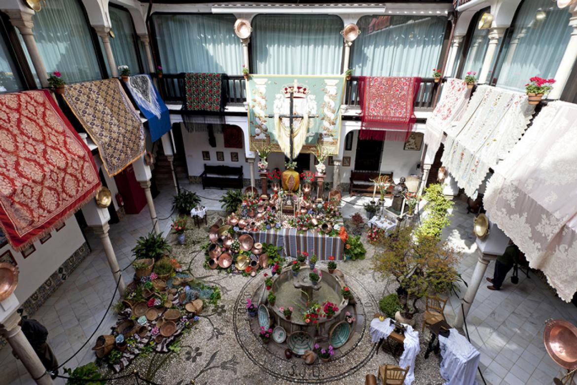 3000 claveles rojos en la Cruz de Mayo de San Juan de Dios en Granada
