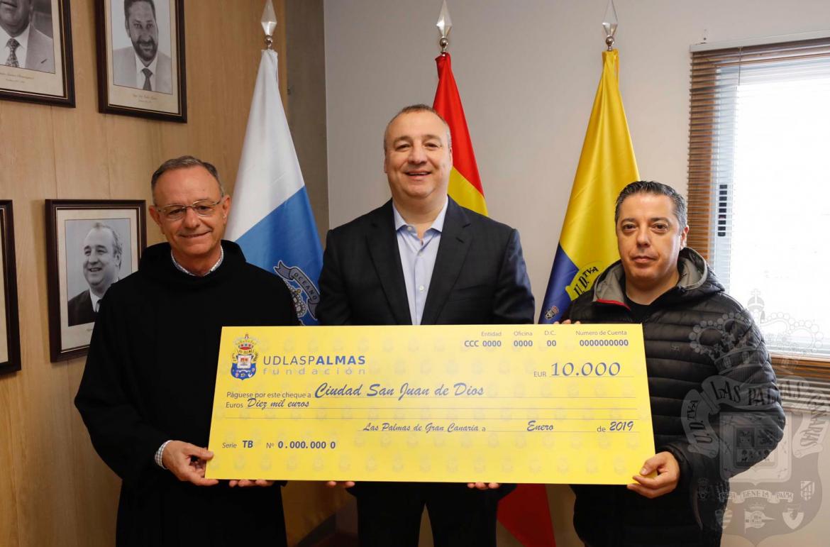 La U.D. Las Palmas entrega un donativo a la Ciudad San Juan de Dios