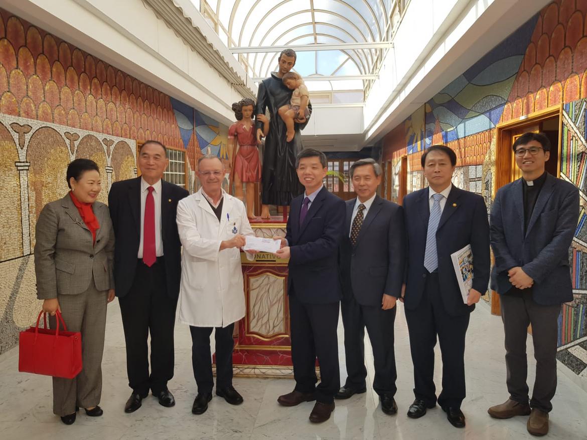 El centro recibe un donativo del Gimnasio Han Kuk