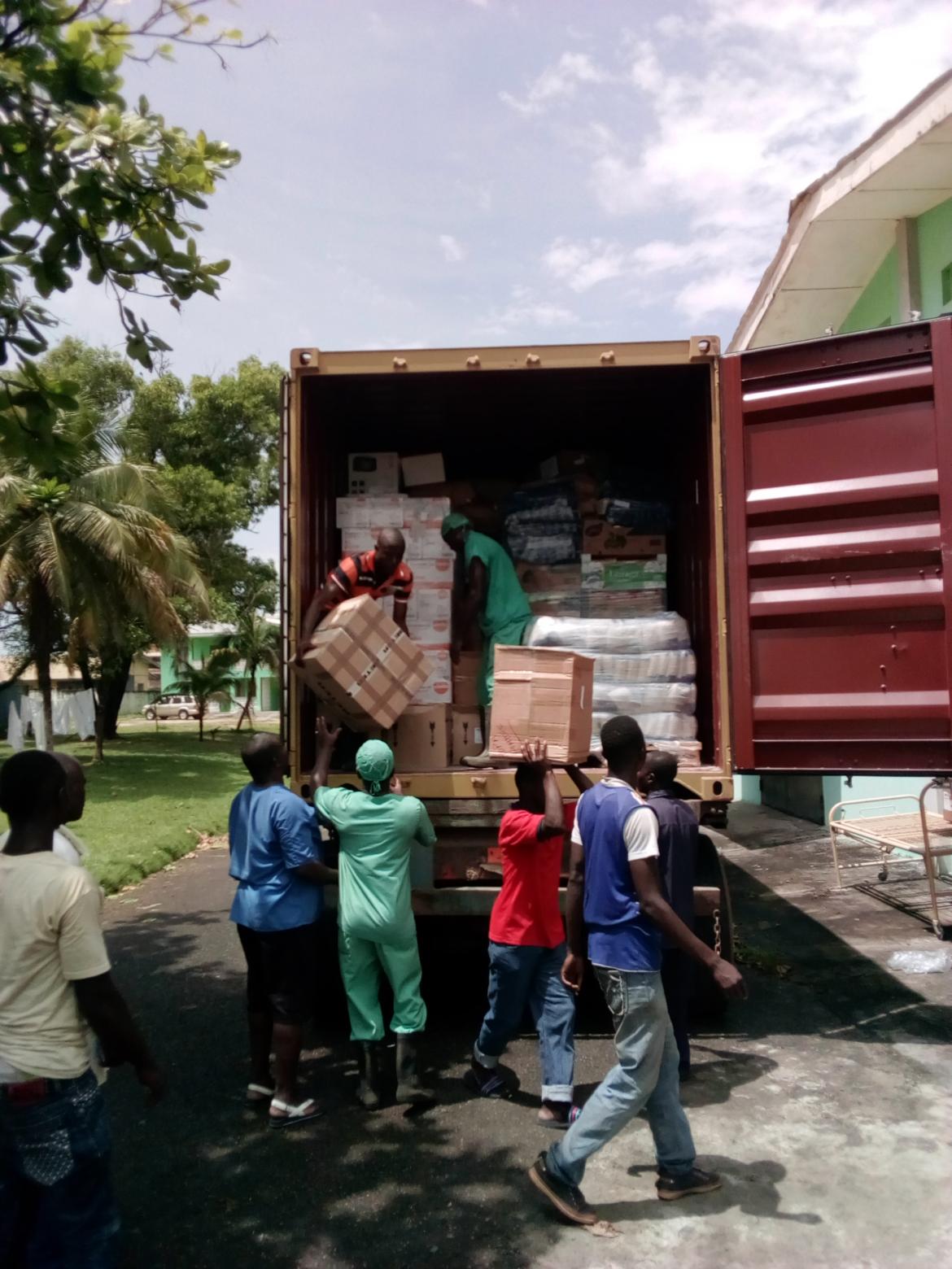 Llegan a Liberia los 10.760 kilos de ayuda humanitaria procedentes de la Ciudad San Juan de Dios 