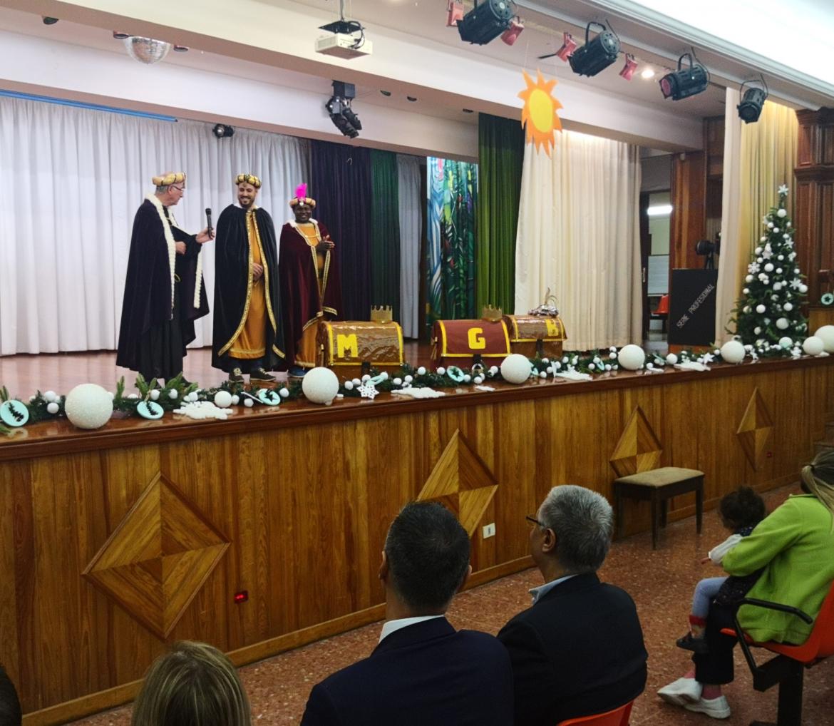 Los pajes de los Reyes Magos recogen las cartas de los usuarios del centro