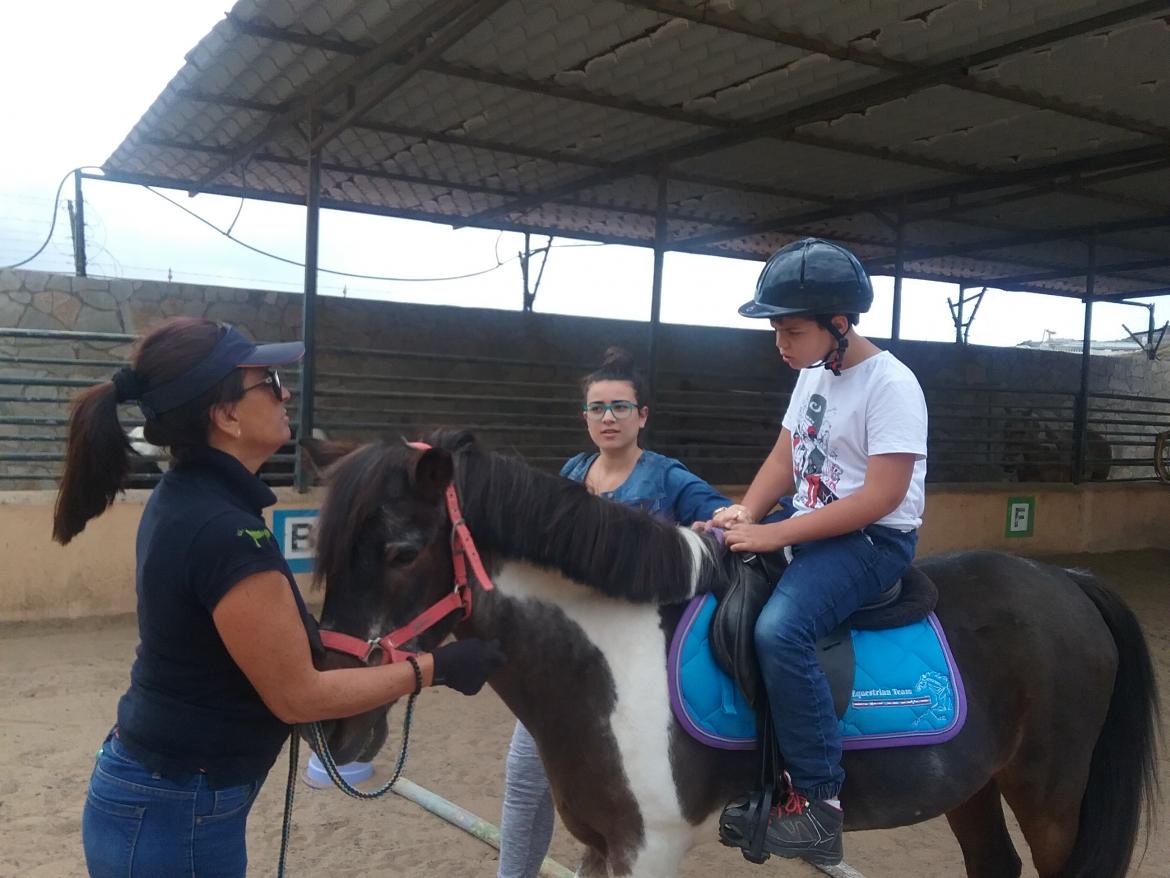 Alumnos de primaria del Colegio de Educación Especial visitan el Jardín Pony Club