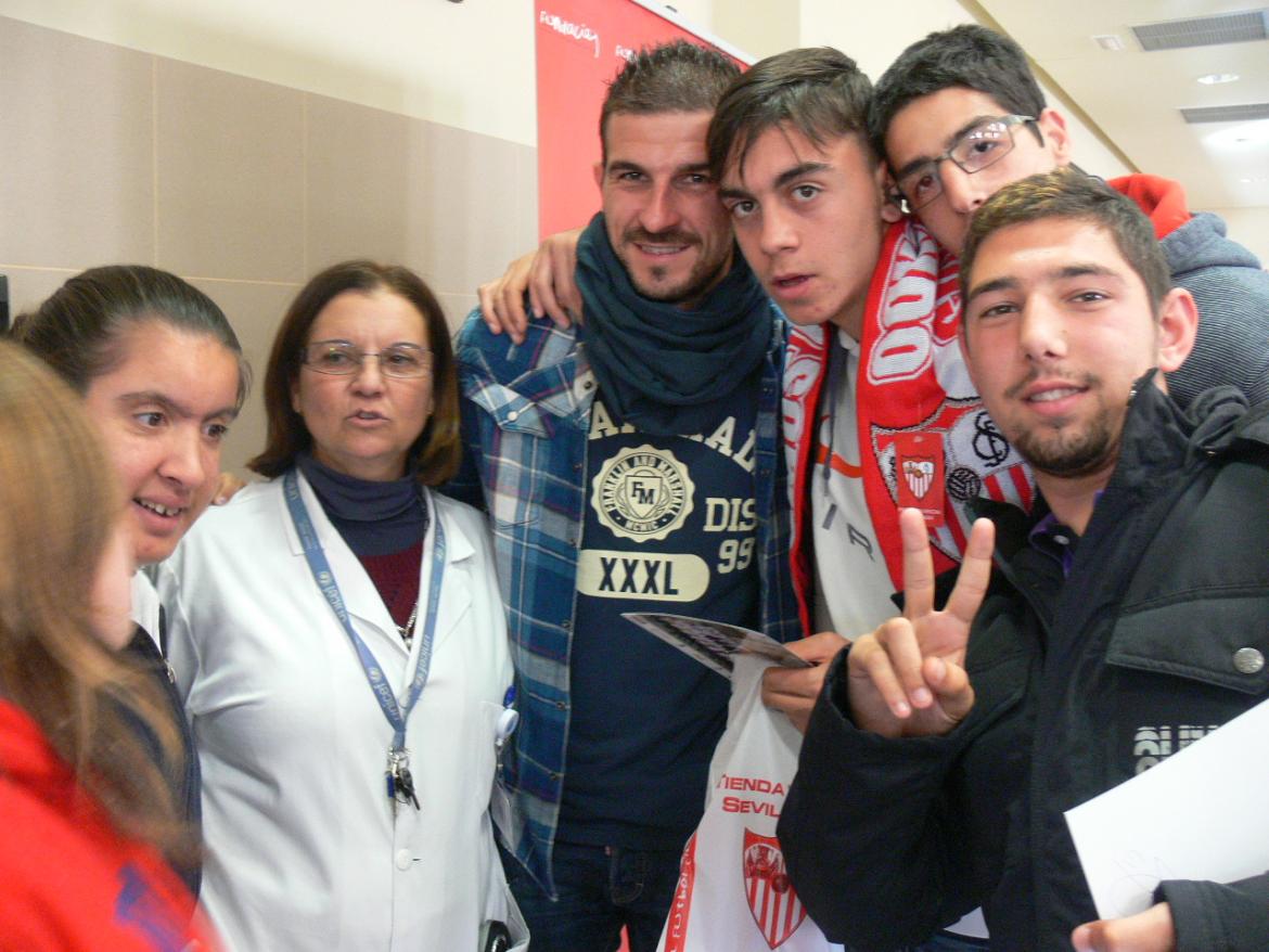 Siete jugadores del Sevilla FC visitan Alcalá