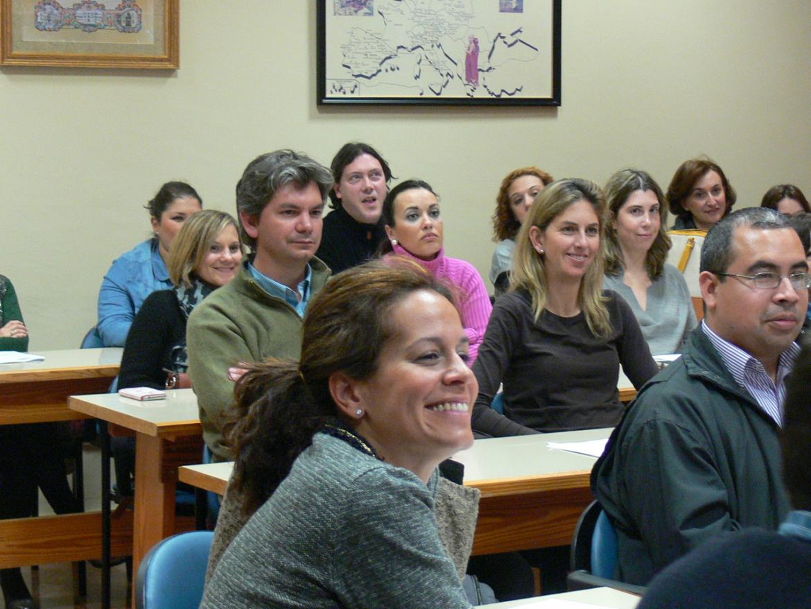 El Hospital de Sevilla enseña a padres herramientas para educar con normas y límites a sus pequeños