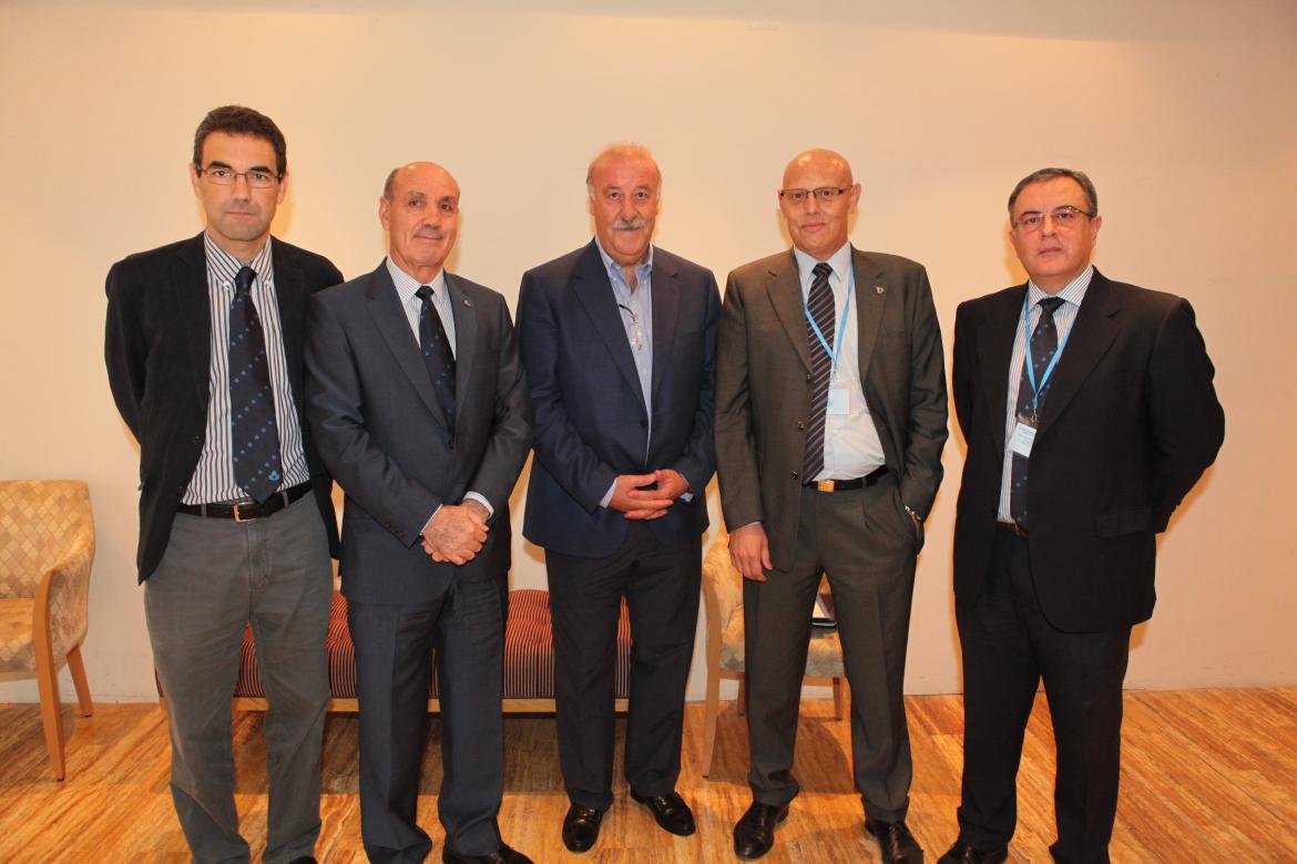 Del Bosque comparte sus aptitudes como directivo con la Orden