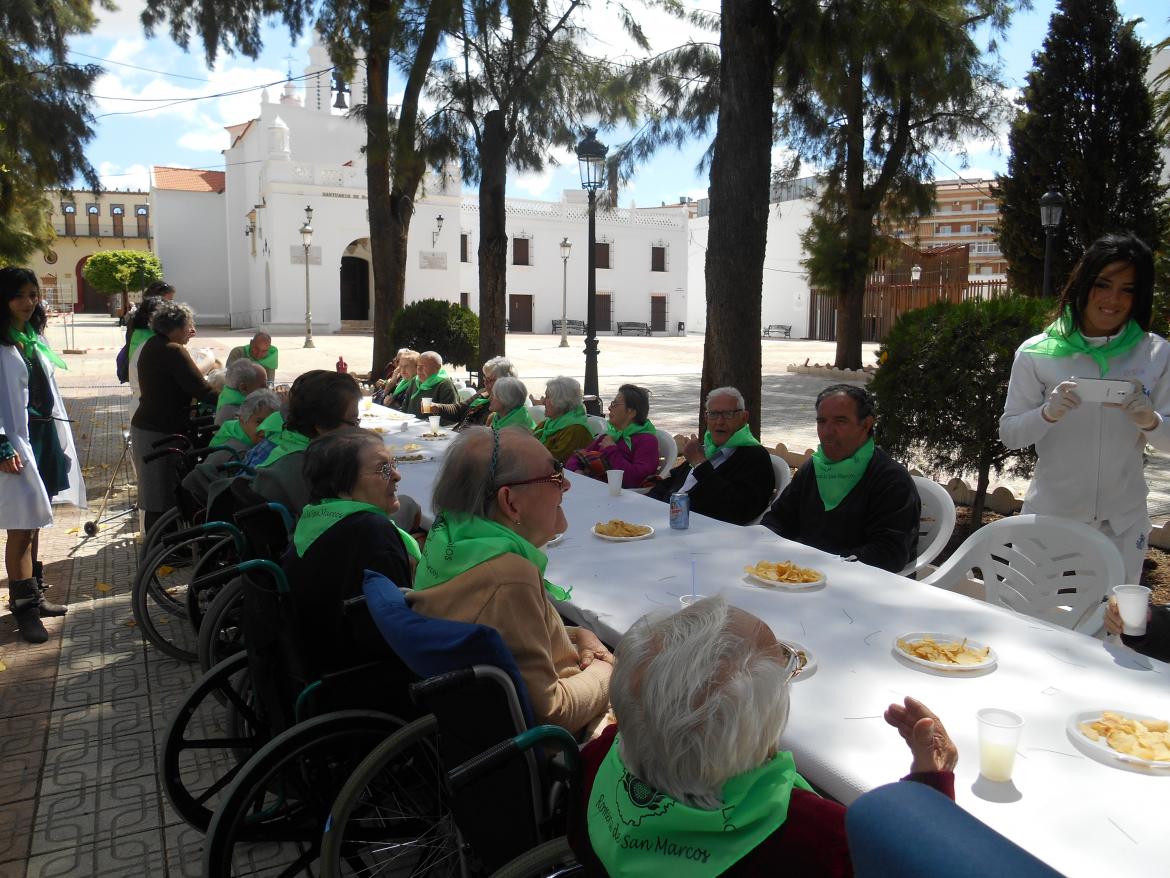 Los mayores de Almendralejo celebran la romería de San Marcos con un almuerzo en familia