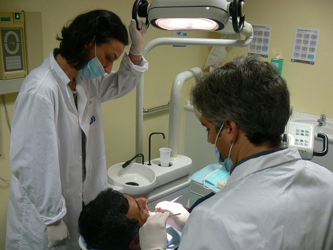 El Hospital de Sevilla ofrece asistencia bucodental a 152 personas con pocos recursos y realiza 439 consultas en 2013