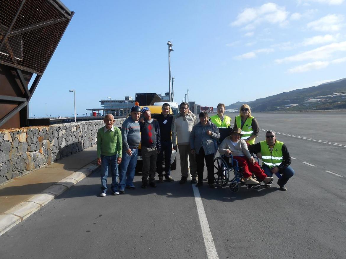 Usuarios del Centro de Triana, en La Palma, visitan el aeropuerto 