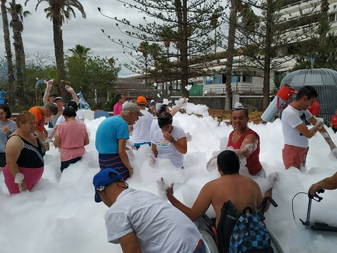San Juan de Dios celebra las últimas jornadas estivales con la fiesta de la espuma