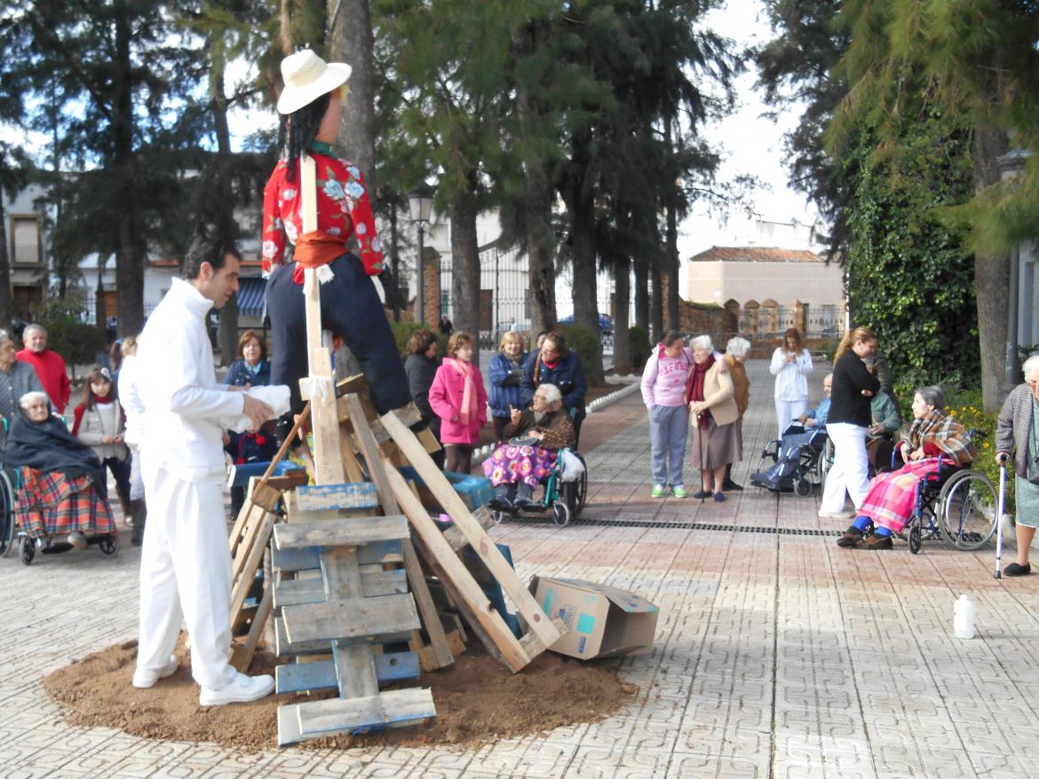 Los mayores de Almendralejo celebran la Fiesta de las Candelas