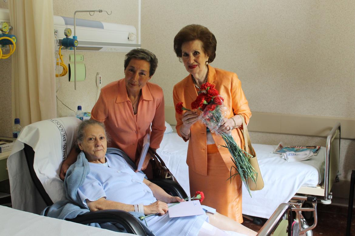 Los voluntarios regalan claveles a los pacientes ingresados en el Hospital de Córdoba
