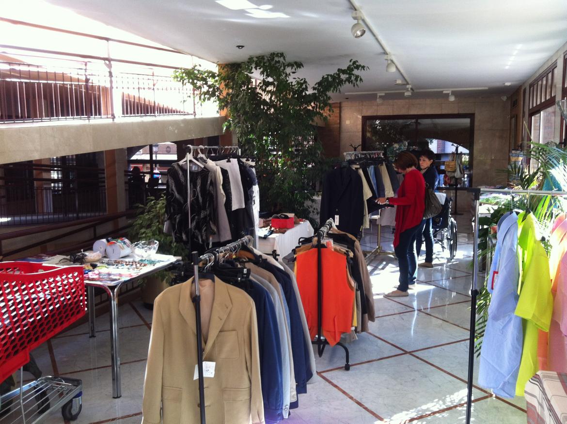 Cientos de personas visitan el Rastrillo Solidario en Granada